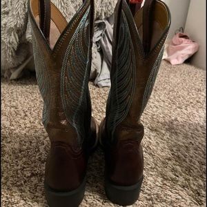 Women’s 6.5 Ariat Boots